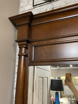 Большое напольное зеркало с верхним карнизом.