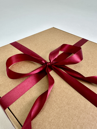 Большая подарочная коробка GILEV 37x37x14 см с бордовой лентой и наполнителем крафт