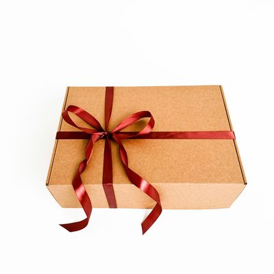 Подарочная коробка GILEV 37х26х12см с наполнителем и коричневой лентой