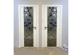 Дверное полотно с зеркальной вставкой