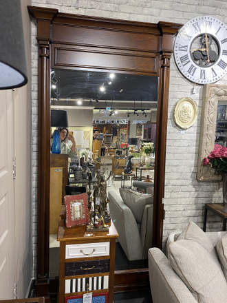 Большое напольное зеркало с верхним карнизом.