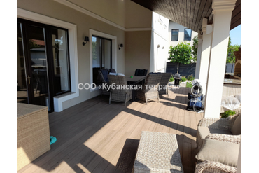 Терраса со встроенными грядками из ДПК у бассейна