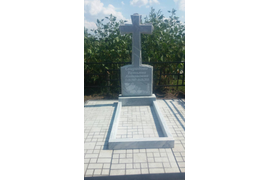 Крестовидный мраморный памятник с цветником НА ПЛИТАХ PN2 