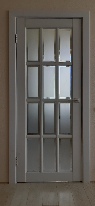 Дверь из массива сосны остекленная "Английская решетка белый жемчуг"