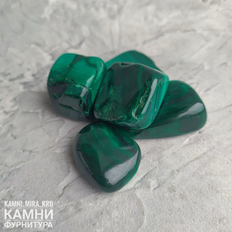 Малахит (мстр.Конго) угловатая галтовка средняя 15-23 мм цена за штуку