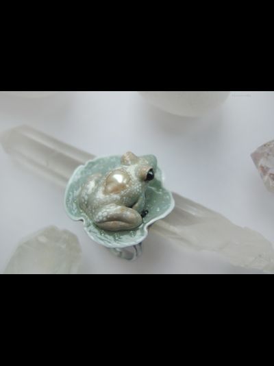 Коллекционное кольцо с лягушкой и жемчужиной "Капель в туманном саду"