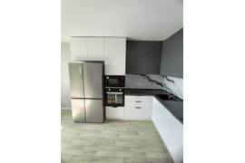 Кухня индиго с антресолями 2