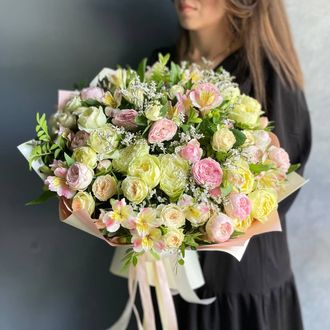 ВЕСЕННИЙ БУКЕТ ИЗ НЕЖНЫХ И ЯРКИХ КУСТОВЫХ ПИОНОВИДНЫХ РОЗ, АЛЬСТРОМЕРИЙ С ДОБАВЛЕНИЕМ ЛИМОНИУМА И ДЕКОРАТИВНОЙ ЗЕЛЕНИ - (АРТ.С93)