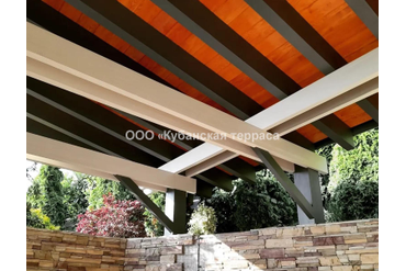 Деревянный навес в одном стиле с домом.