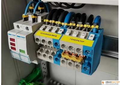 Замена автоматического выключателя в щитке трубостойки дачи в Москве ИВАНМАСТЕР