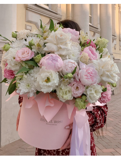 Огромная цветочная композиция с пионами