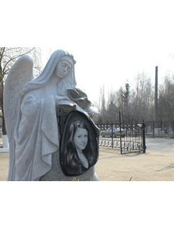 Памятник со скорбящей