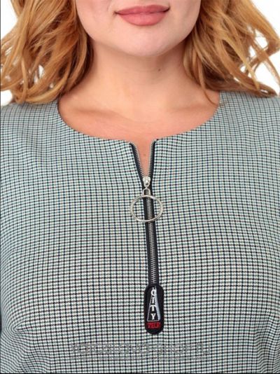 Платье серого цвета с застежкой молнией и накладными карманами по переду