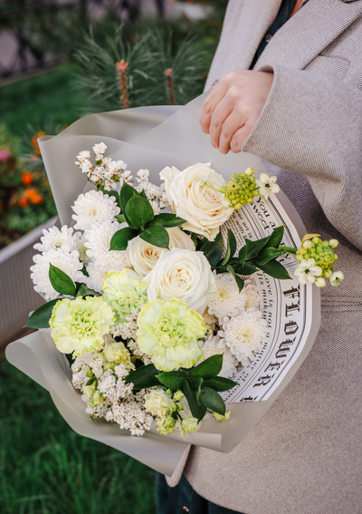 Белый с зелеными гвоздиками