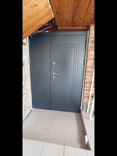 ЙОШКАР-ОЛА. АНТАРЕС. СТАЛЬ 2 мм. ТЕХНО СТРОНГ 115/ 129. МУАР СЕРЫЙ (Ral 7024)/ РОВНАЯ СЕРАЯ с ЧЕРНЫМ ГОРИЗОНТАЛЬНЫМ МОЛДИНГОМ