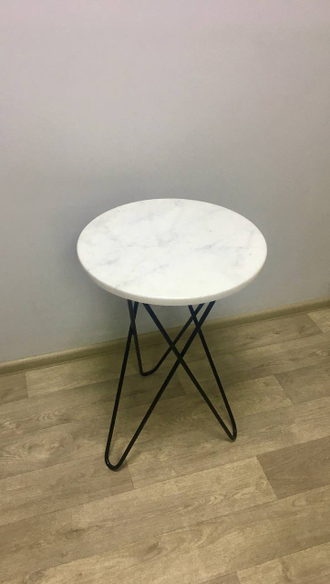 Кофейный столик из мрамора CALACATTA LINCOLN (400х400х600 мм, цвет подстолья черный)
