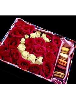 Прямоугольная коробочка с любой буквой из роз и макаронс