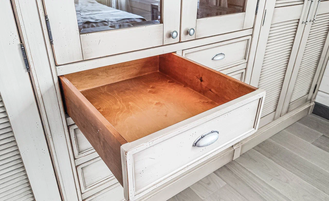 Встроенный шестидверный шкаф с жалюзийными дверьми.