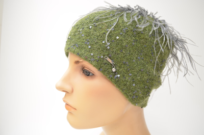 Женская вязаная шапка с перьями