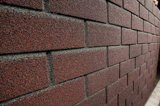 ФАСАДНАЯ ПЛИТКА HAUBERK С КЛЕЕМ АДГЕЗИВ, ТЕРРАКОТОВЫЙ КИРПИЧ