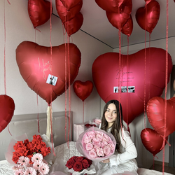 Роскошные каскады из алых и жемчужных сердец, надутых гелием, для оформления самого романтичного пра