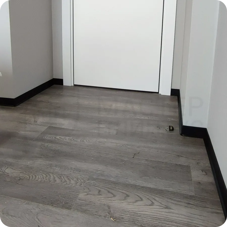 Практичное решение: установка черного плинтуса Dollken S60 - функциональное решение для любого помещения, сочетающее практичность и эстетическую привлекательность.