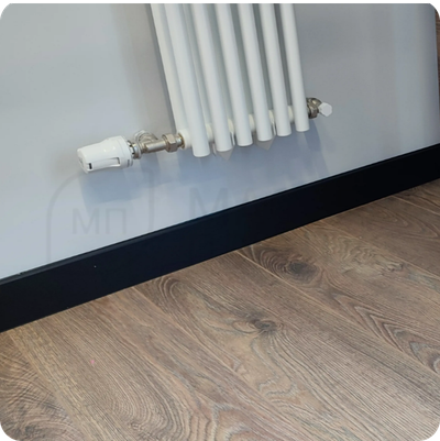 Плинтус ХДФ Dollken Cubu Flex Life 100мм Х 2,5 м 1144 Черный в интерьере 2