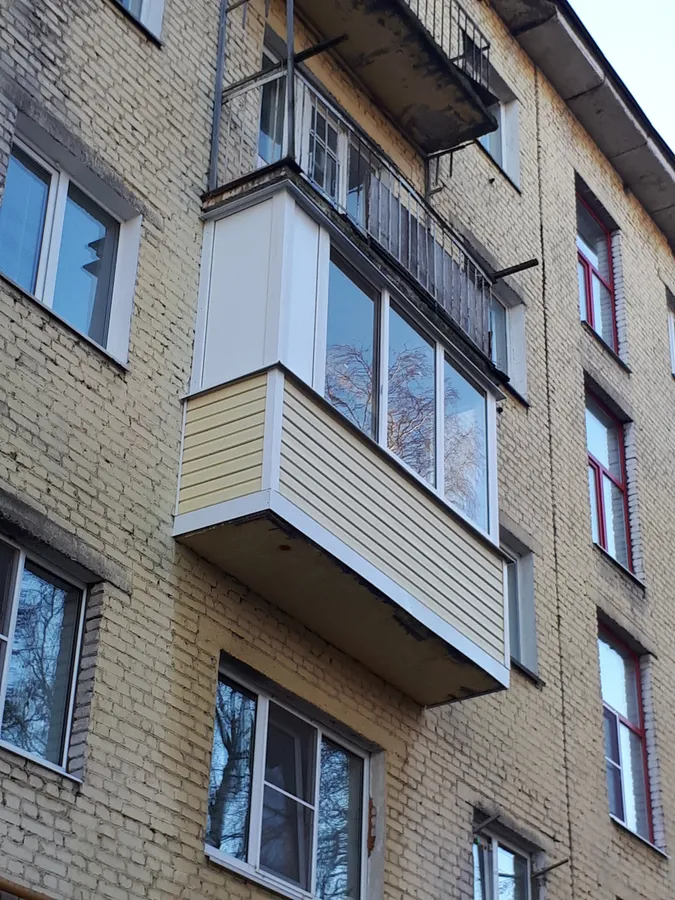 Полутеплое остекление балкона в г.Владимире пр.т Ленина,д.20.. система слайдорс. Отделка сайдингом. Внутренняя отделка панелями пвх. Монтаж шкафчиков из алюминия. Настил пола и линолеума, установка сушилки.