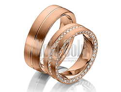 Обручальные кольца из красного золота с бриллиантами в женском кольце, с канавкой на мужском с шерох