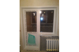 установка балконного блока ул.Н.Дуброва, д.50 корп.2. Дверь выполнена с ручкой снаружи и развернута, для того, чтоб открывалась наружу и не ударялась ручкой об стену по желанию заказчика.