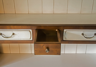 Библиотека открытая с тремя ящиками и тремя полками.