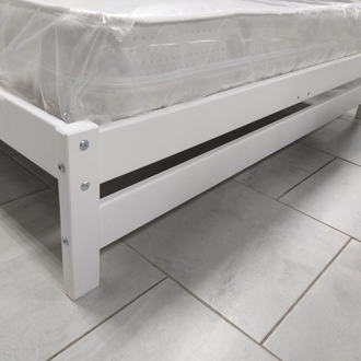 Кровать  из массива с мягким изголовьем