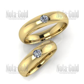 Классические обручальные кольца с гравировкой имён и бриллиантом