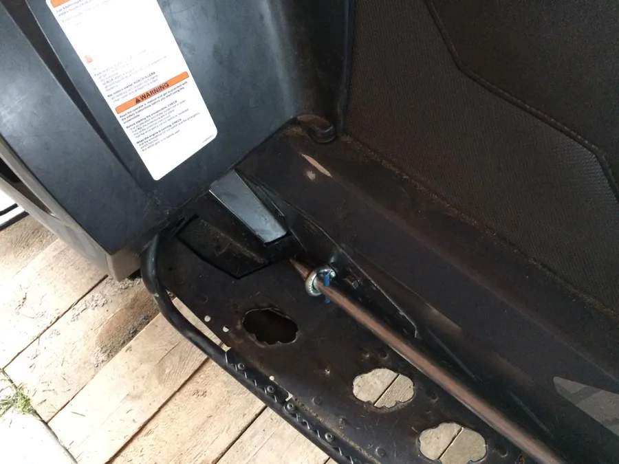 взял рым болт на 10мм, там кольцо на 25мм, а шток на 22мм. около ноги установил рым болт.