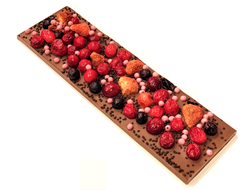 Шоколадная плитка - Молочный шоколад 200 грамм. Виноград, клюква, клубника, смородина, клубничные шарики.