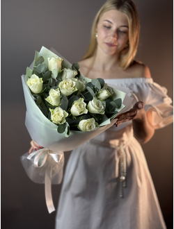 Букет из 11  белых роз с эвкалиптом