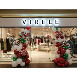 Елка из воздушных шаров на стойке