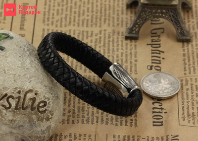Кожаный браслет с металлической вставкой