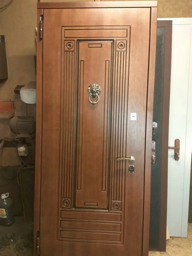 дверь с отделкой под ценные породы дерева, дуб