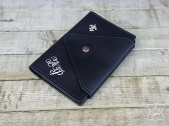 Набор кожаных аксессуаров с тиснением