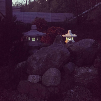 японский сад фонарики