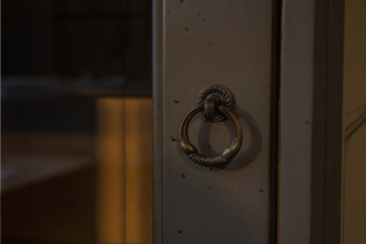 Книжный шкаф однодверный на тумбе с ящиками.