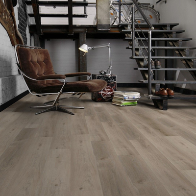 Виниловый пол Wineo Grace Oak Smooth MLD00106 в интерьере гостиной