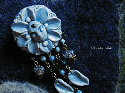 Украшение в стиле Алисы в Стране Чудес - брошь "Цветок Морфея" со стразой "Сваровски" и хрустальными бусинами