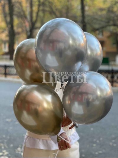 9 золотых и серебряных шаров