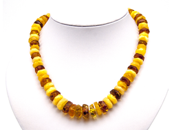 Бусы камнерезные шестигранники из янтаря