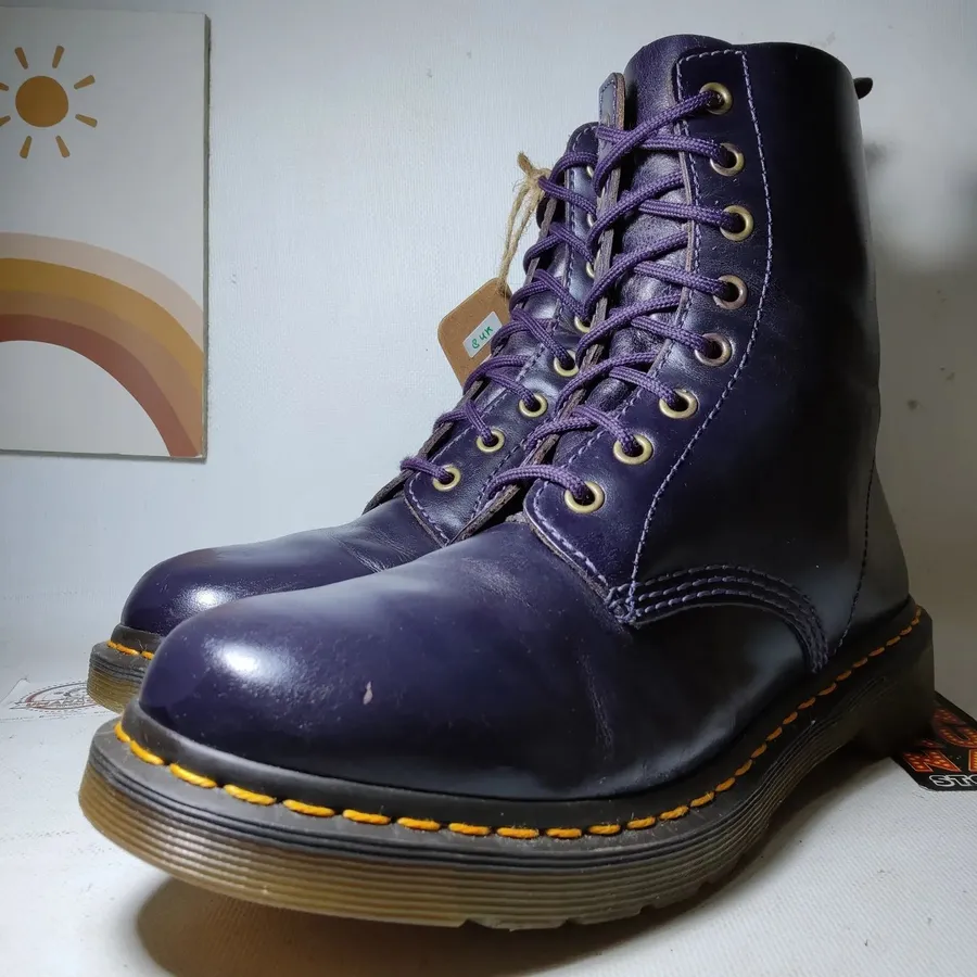 Выбери стильные синие ботинки унисекс DR. Martens из натуральной кожи. Размеры от 36 до 45.