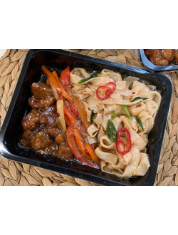 ВОК ИЗ РИСОВОЙ ЛАПШИ С КУРИЦЕЙ В СОУСЕ СЛАДКИЙ ЧИЛИ 450гр