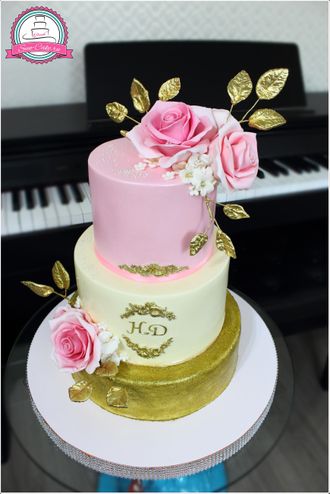 Торт свадебный с розами и золотым ярусом