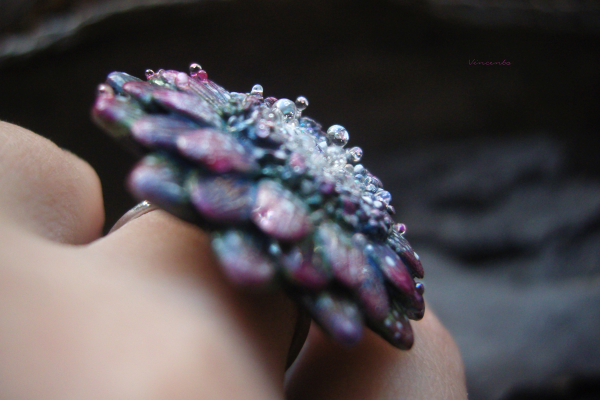 Кольцо-цветок с капельками росы и микробисером в оливково-сине-фиолетово-лиловой цветовой гамме